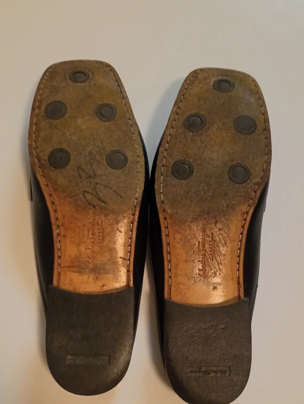 Salvatore Ferragamo Black Leather Slip-On Loafers with Gold Accent Old Money 7.5